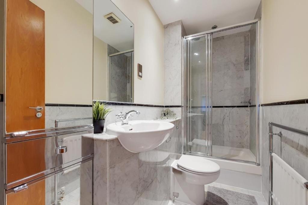 Apartment In The Heart Of Londra Esterno foto